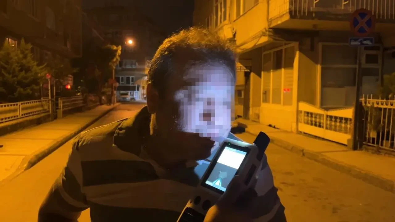 Polis denetimini görünce aracını kenara çekti, "Sigara almaya geldim" diyerek kendini savundu