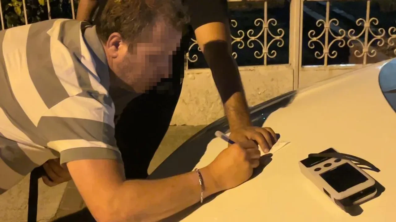 Polis denetimini görünce aracını kenara çekti, "Sigara almaya geldim" diyerek kendini savundu