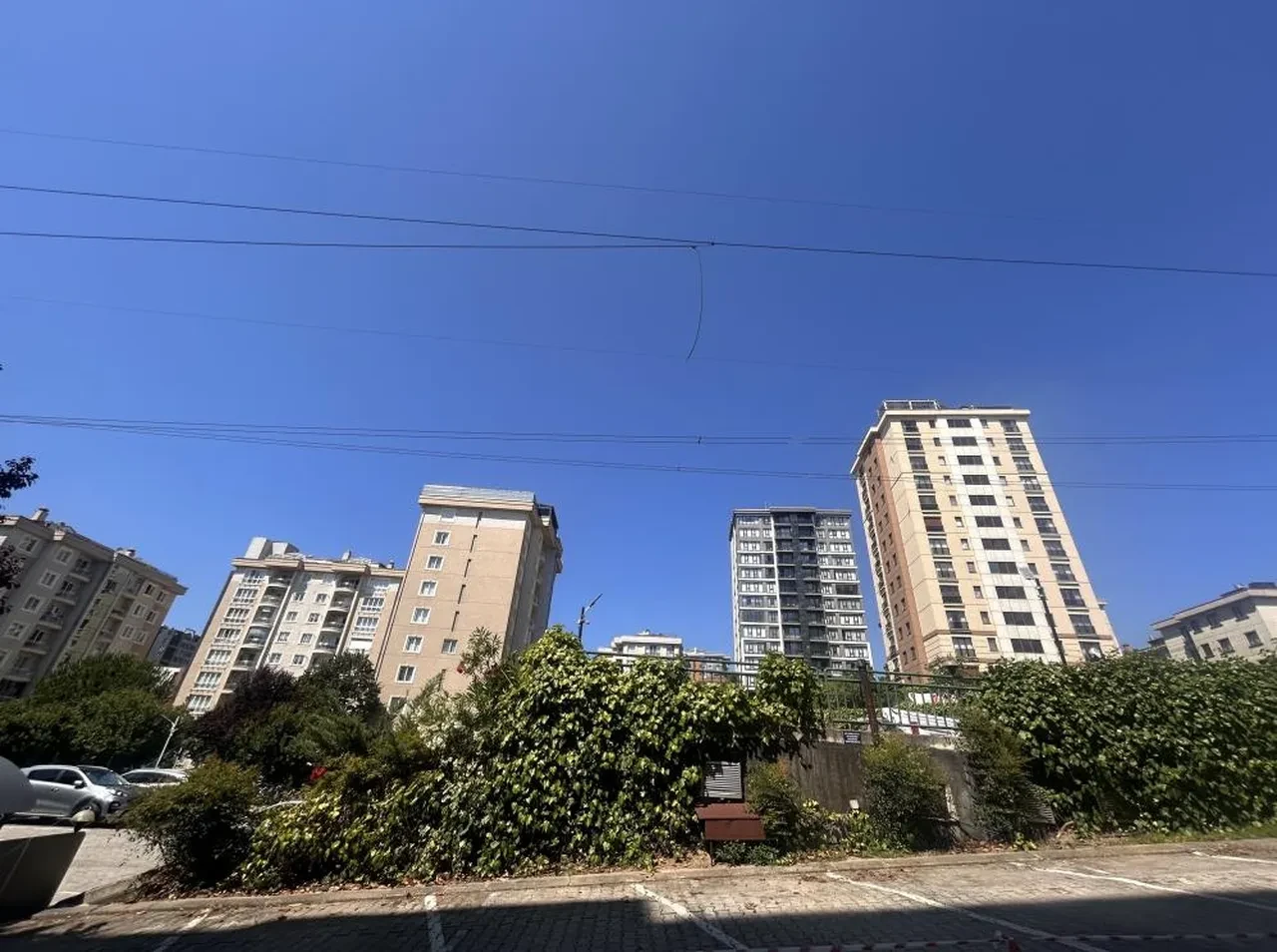 Ümraniye'de yüksek gerilim hattı faciası: Tel koptu, yangın çıktı, bir kişi yaralandı