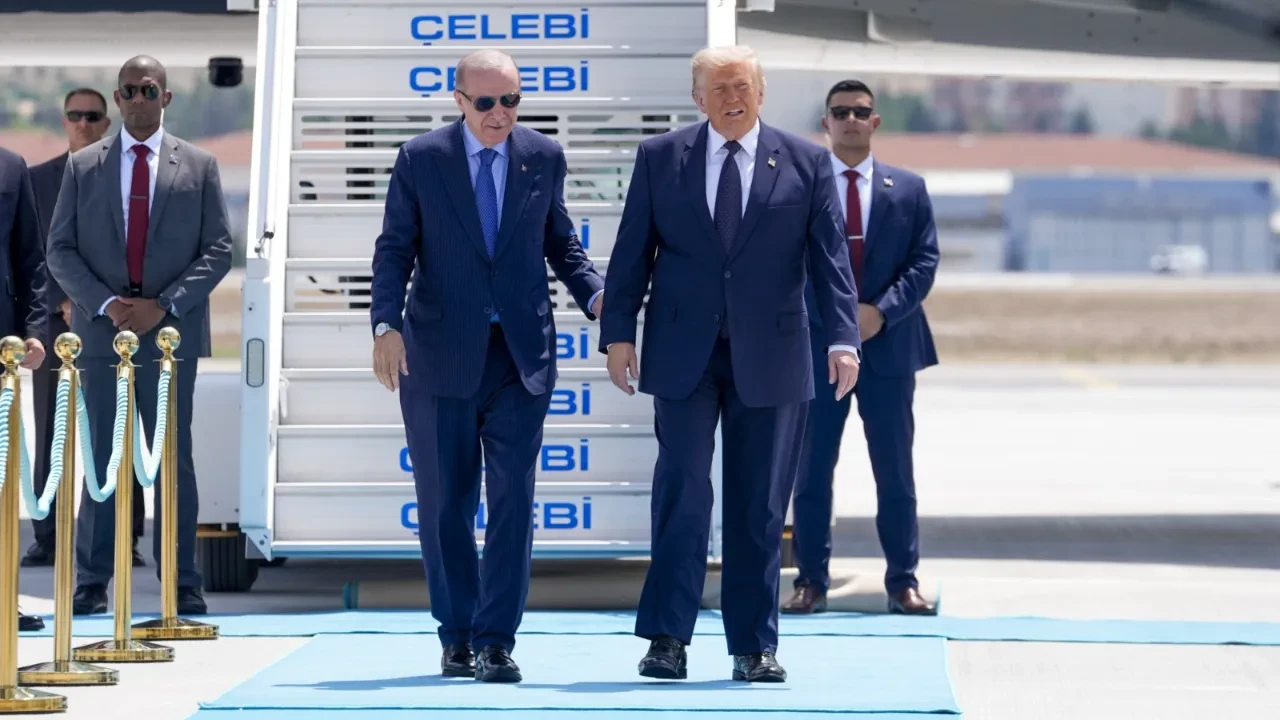 ABD Başkanı Donald Trump, Ankara'da! Cumhurbaşkanı Erdoğan resmi törenle karşıladı: İşte ilk kareler
