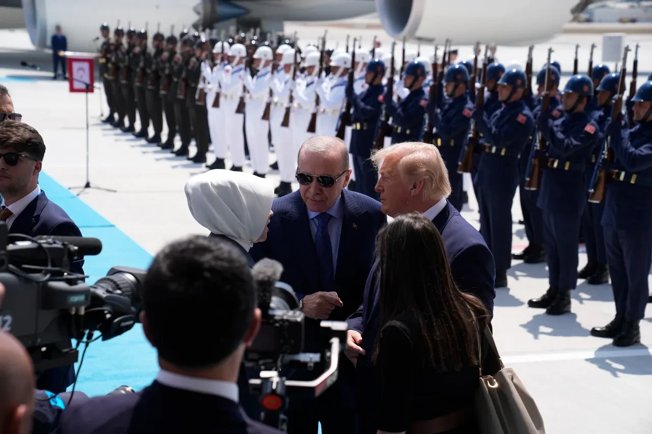 ABD Başkanı Donald Trump, Ankara'da! Cumhurbaşkanı Erdoğan resmi törenle karşıladı: İşte ilk kareler
