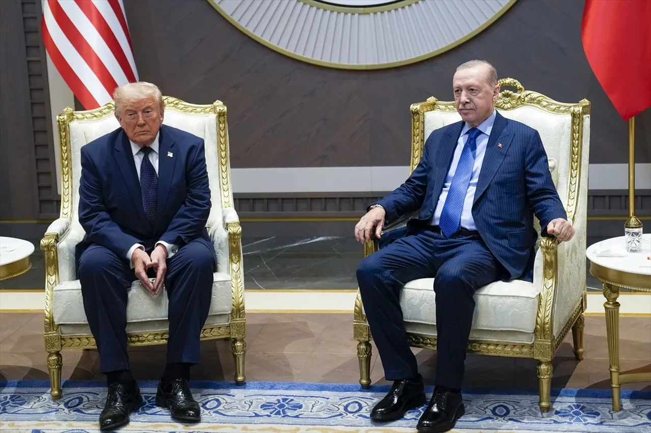 ABD Başkanı Donald Trump, Ankara'da! Cumhurbaşkanı Erdoğan resmi törenle karşıladı: İşte o anlar