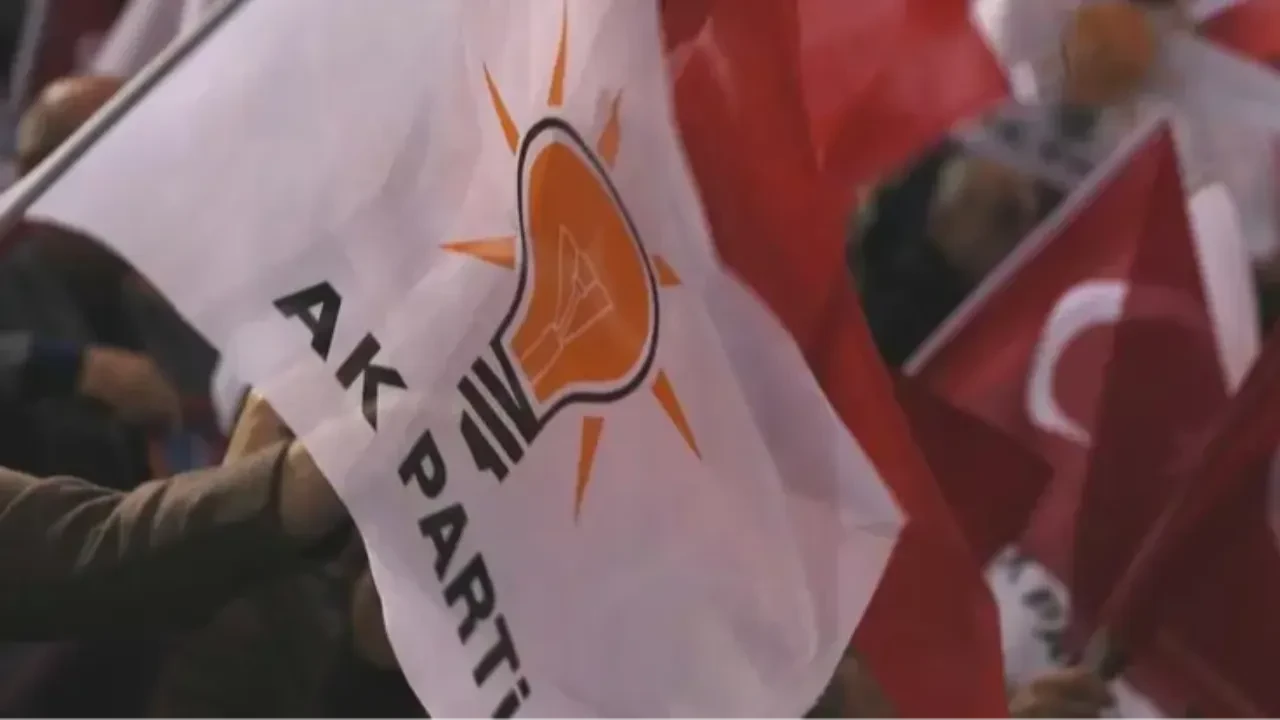 AK Parti'de bayrak değişimi: 3 il başkanı istifa etti