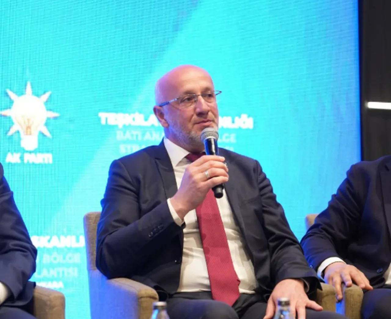 AK Parti'de bayrak değişimi: 3 il başkanı istifa etti