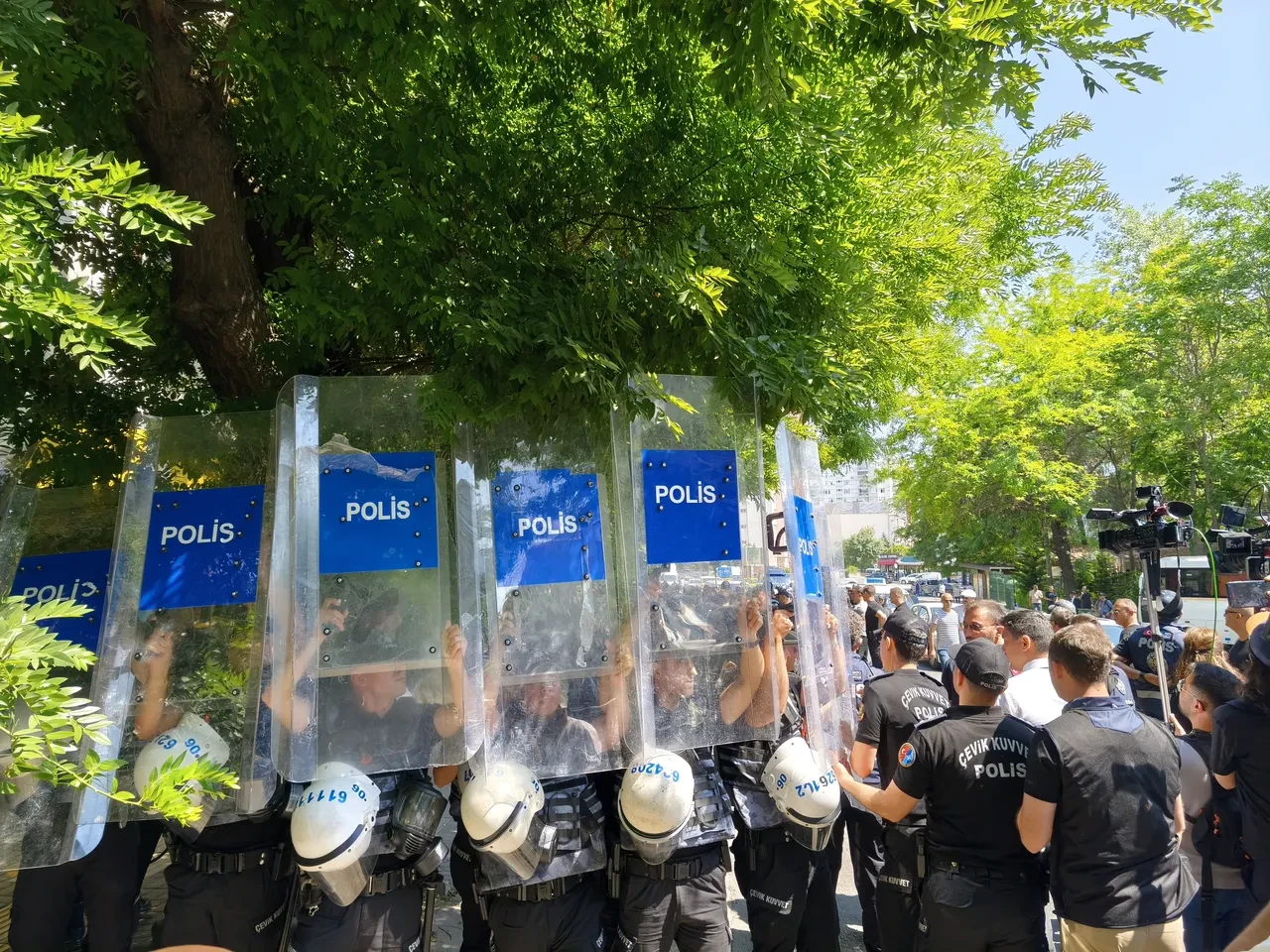 Ankara'da NATO karşıtı eyleme polis müdahalesi