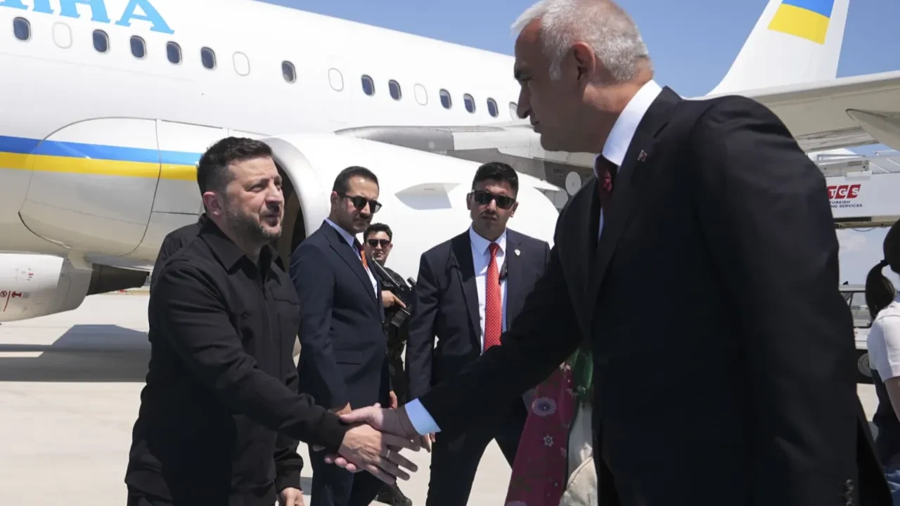 Bakan Ersoy’un diplomasi trafiği sürüyor! Ersoy, Zelenski'yi Esenboğa'da karşıladı