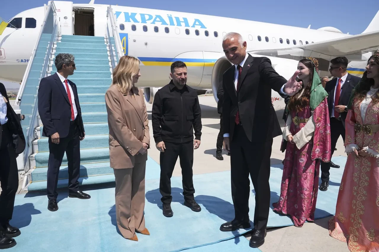Bakan Ersoy’un diplomasi trafiği sürüyor! Ersoy, Zelenski'yi Esenboğa'da karşıladı