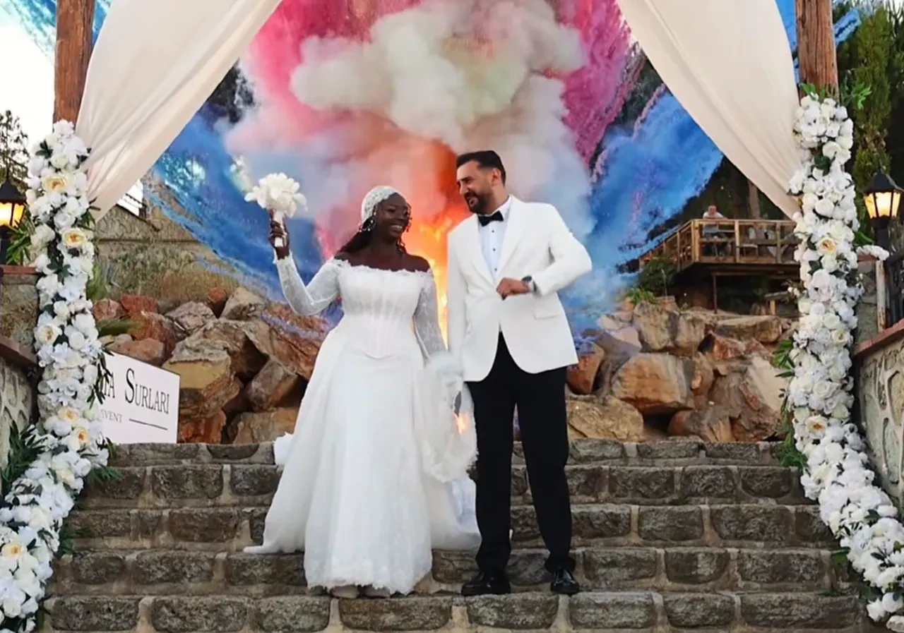 Fenomen Zehra Özdemir'in düğününde altın şovu! Yürümekte zorlandığı anlar gündem oldu