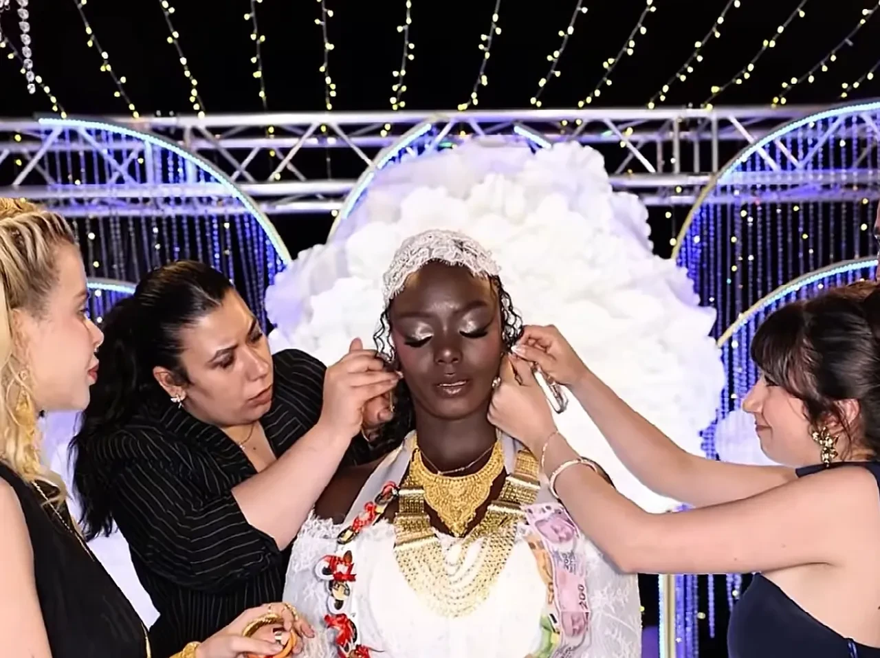 Fenomen Zehra Özdemir'in düğününde altın şovu! Yürümekte zorlandığı anlar gündem oldu