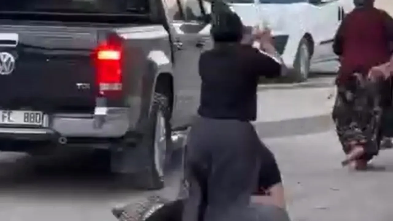 Kadınlar arasında sopalı kavga! O anlar kamerada