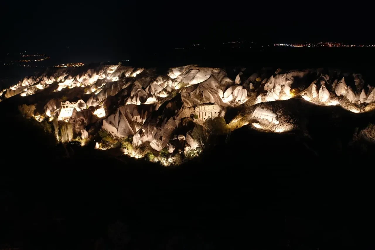 Kapadokya gün batımından sonra da mest ediyor! Bakan Ersoy: Kapadokya’nın güzelliğini gece saatlerine de taşıdık