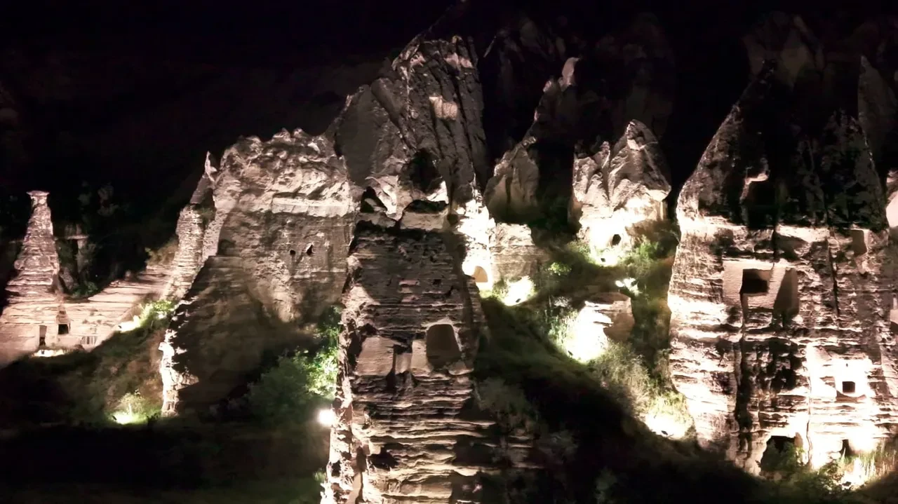 Kapadokya gün batımından sonra da mest ediyor! Bakan Ersoy: Kapadokya’nın güzelliğini gece saatlerine de taşıdık