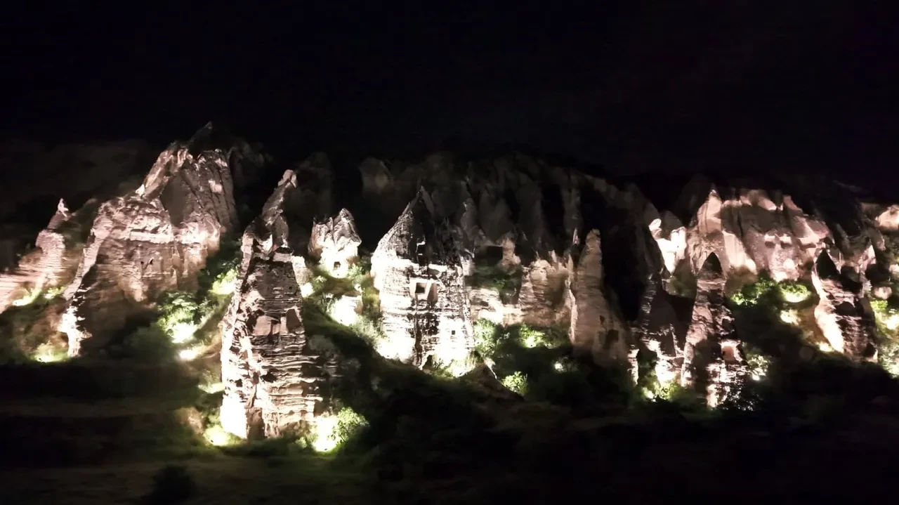 Kapadokya gün batımından sonra da mest ediyor! Bakan Ersoy: Kapadokya’nın güzelliğini gece saatlerine de taşıdık