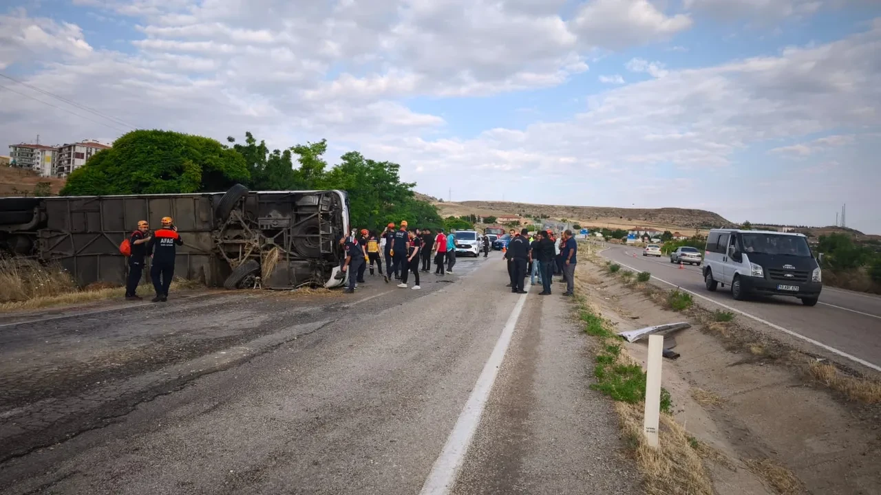 Kırıkkale'de yolcu otobüsü devrildi: 3'ü ağır 41 kişi yaralı