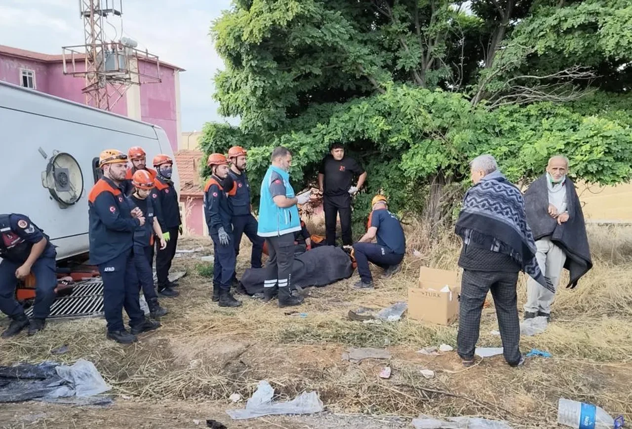 Kırıkkale'de yolcu otobüsü devrildi: 3'ü ağır 41 kişi yaralı