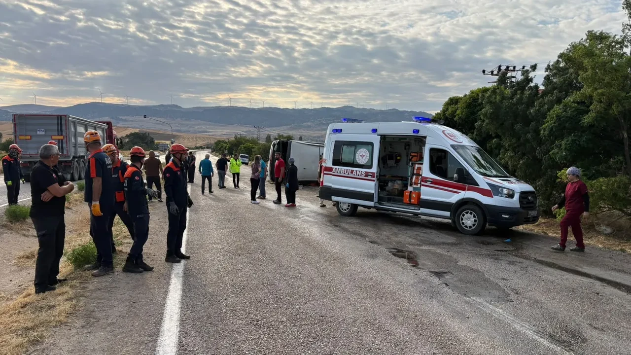 Kırıkkale'de yolcu otobüsü devrildi: 3'ü ağır 41 kişi yaralı