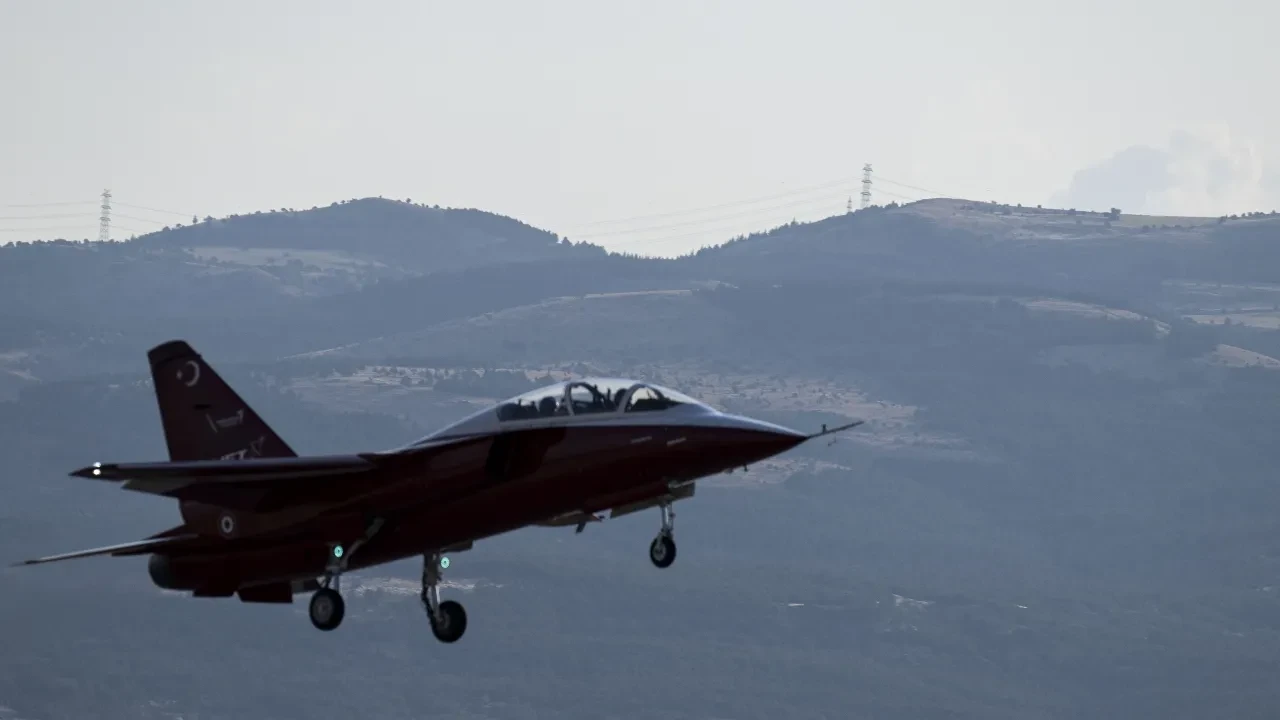 Milli hava araçları, NATO Zirvesi'nde selamlama uçuşu yaptı