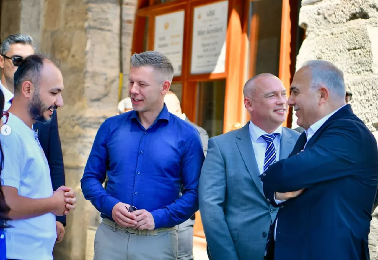 NATO zirvesi için geldi, turist gibi gezdi: Macaristan Başbakanı Magyar İstanbul sokaklarında
