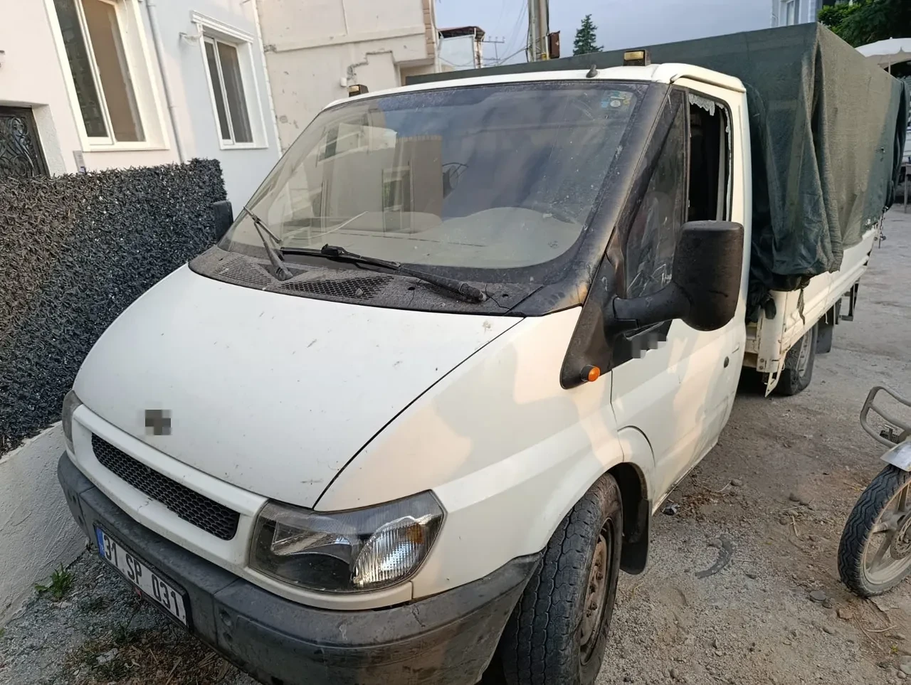 Rakiplerinin ucuza karpuz sattığını öğrenen vatandaş sinir krizine girdi: 3 aracın camını kırdı