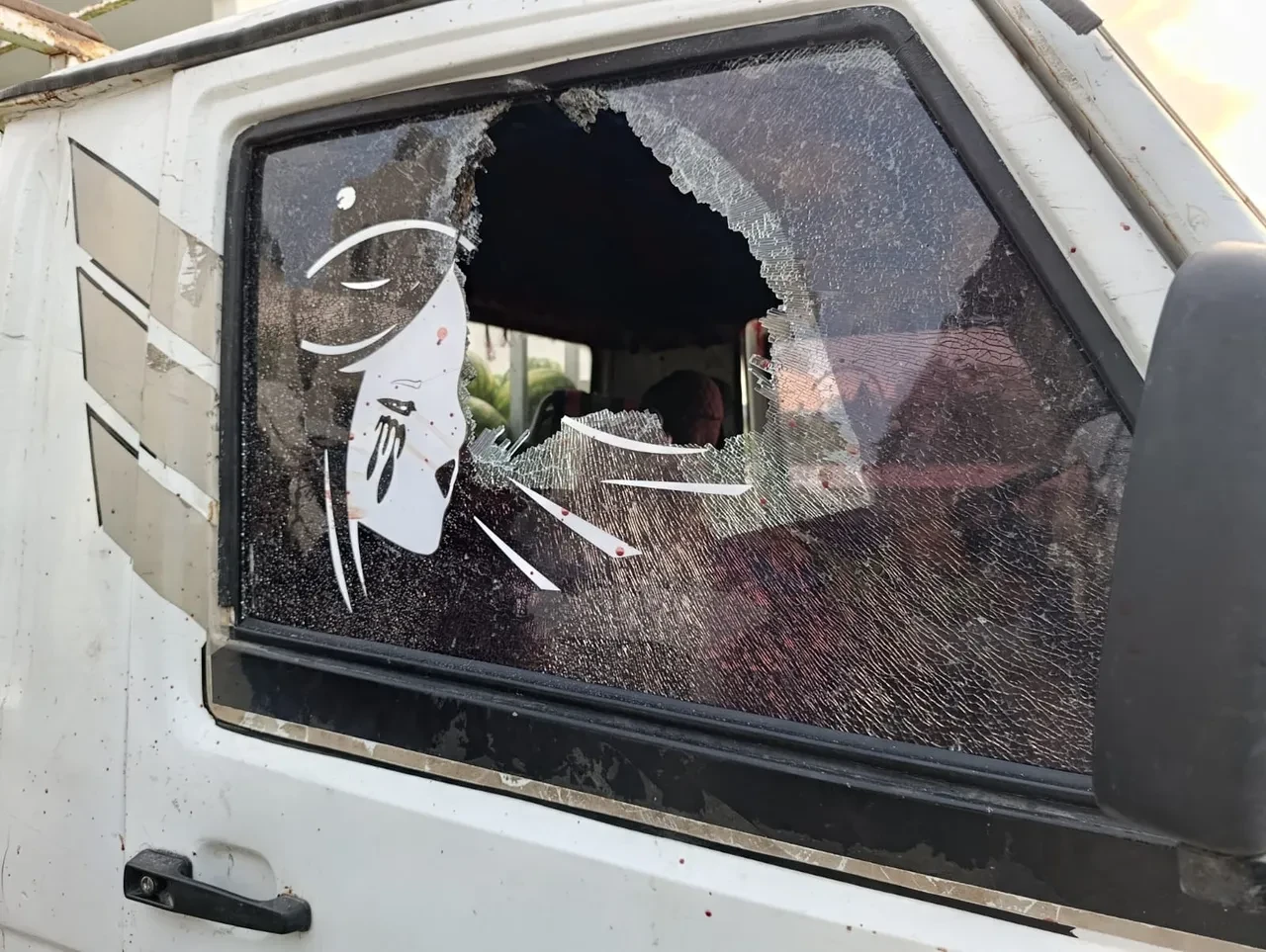Rakiplerinin ucuza karpuz sattığını öğrenen vatandaş sinir krizine girdi: 3 aracın camını kırdı