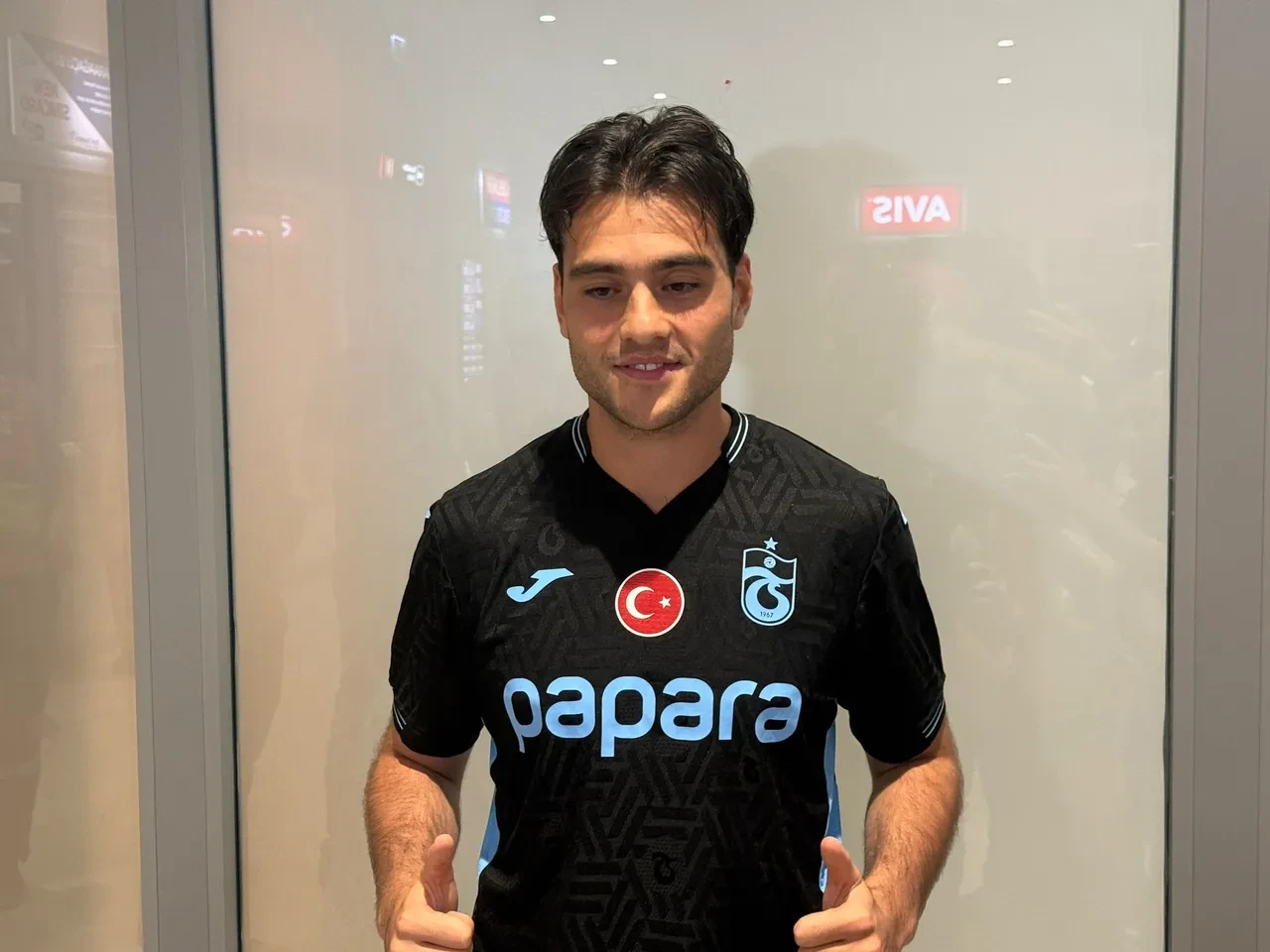 Trabzonspor'un yeni transferi Aral Şimşir, Trabzon'a geldi! "Trabzonspor benim için zor bir tercih olmadı"
