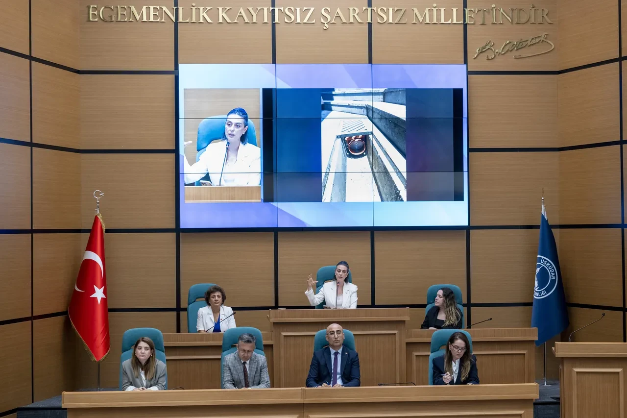 Üsküdar Sahaflar Çarşısı su baskınını Dedetaş böyle savundu: "Mazgallar halıyla kapatıldı"