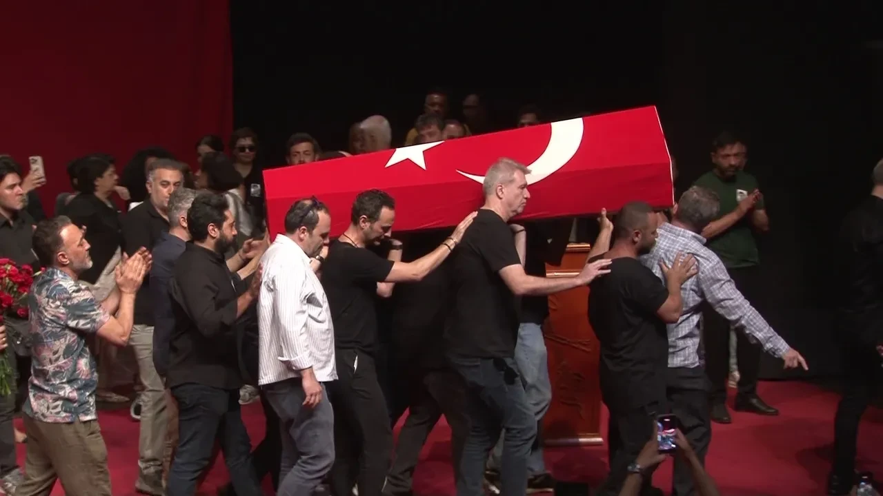 Usta oyuncu Zihni Göktay'a veda! Harbiye sahnesinde gözyaşları sel oldu