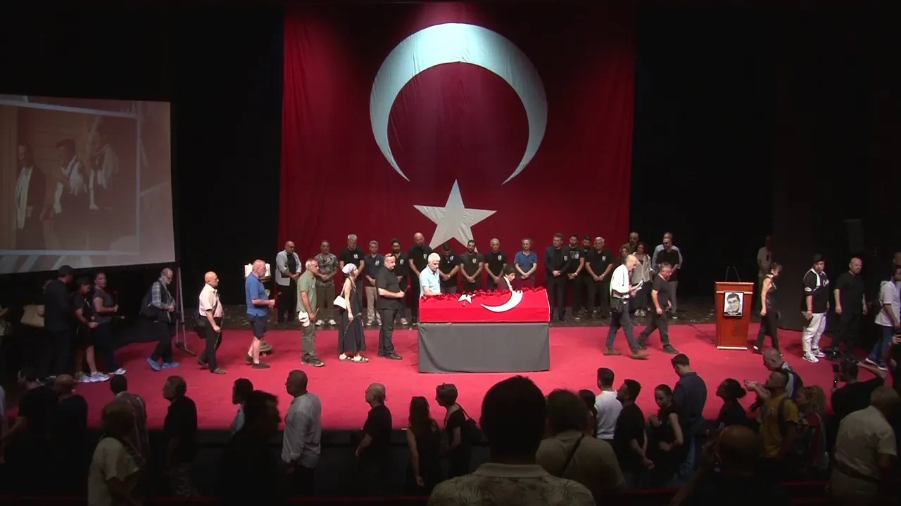 Usta oyuncu Zihni Göktay'a veda! Harbiye sahnesinde gözyaşları sel oldu