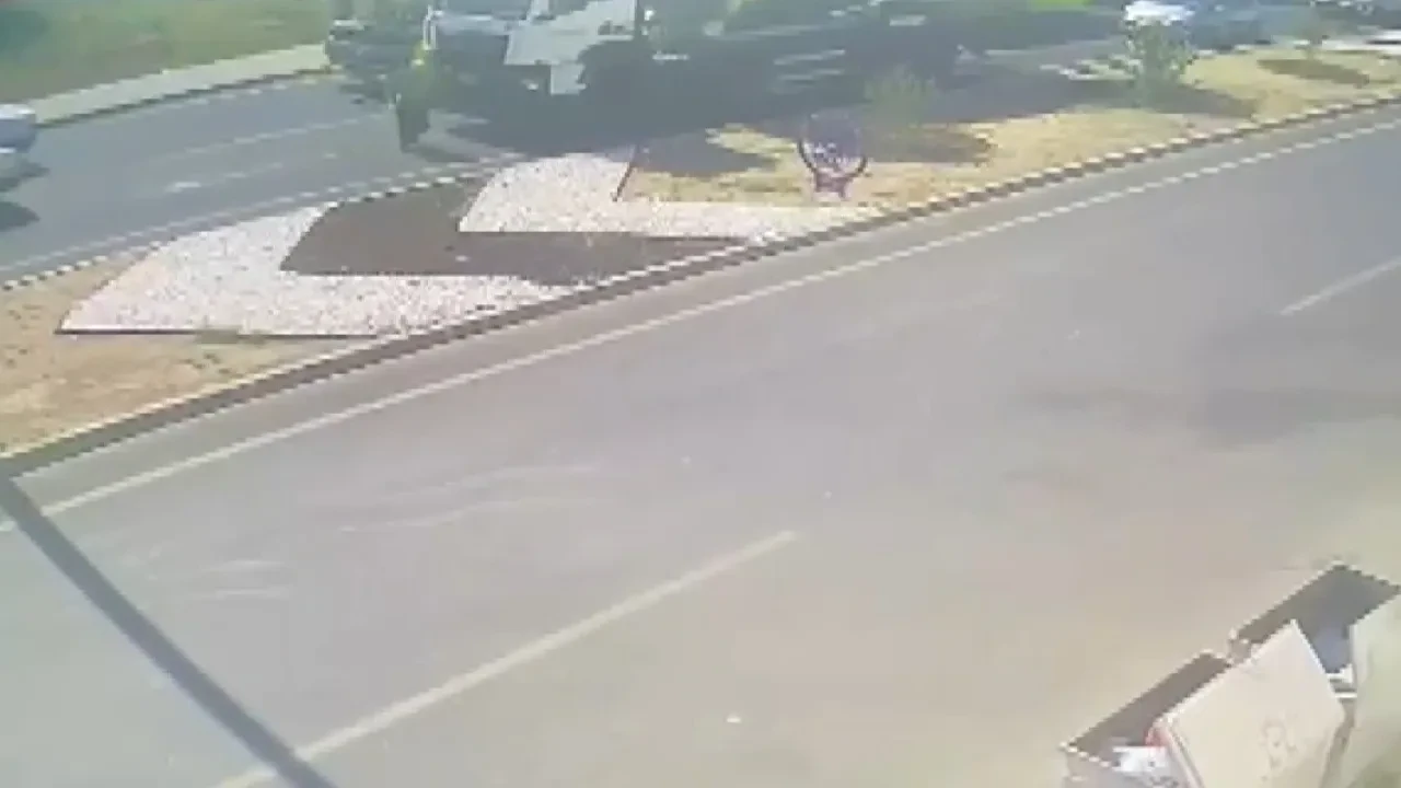 Yolun karşısına geçmek istedi, beton mikserinin altında kaldı: Can alan kaza kamerada