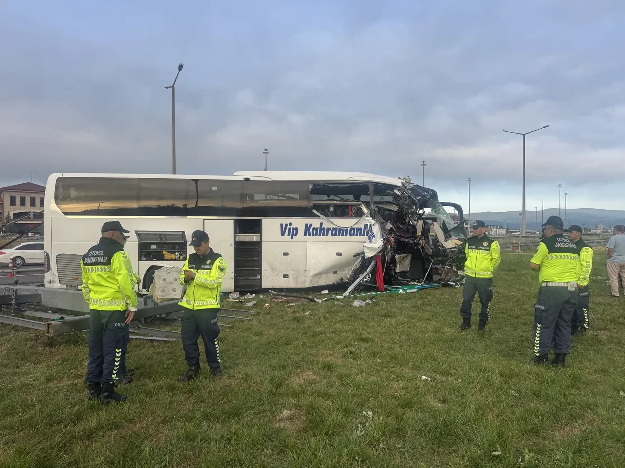 Bolu'da yolcu otobüsü kaza yaptı: 5'i ağır 15 yaralı