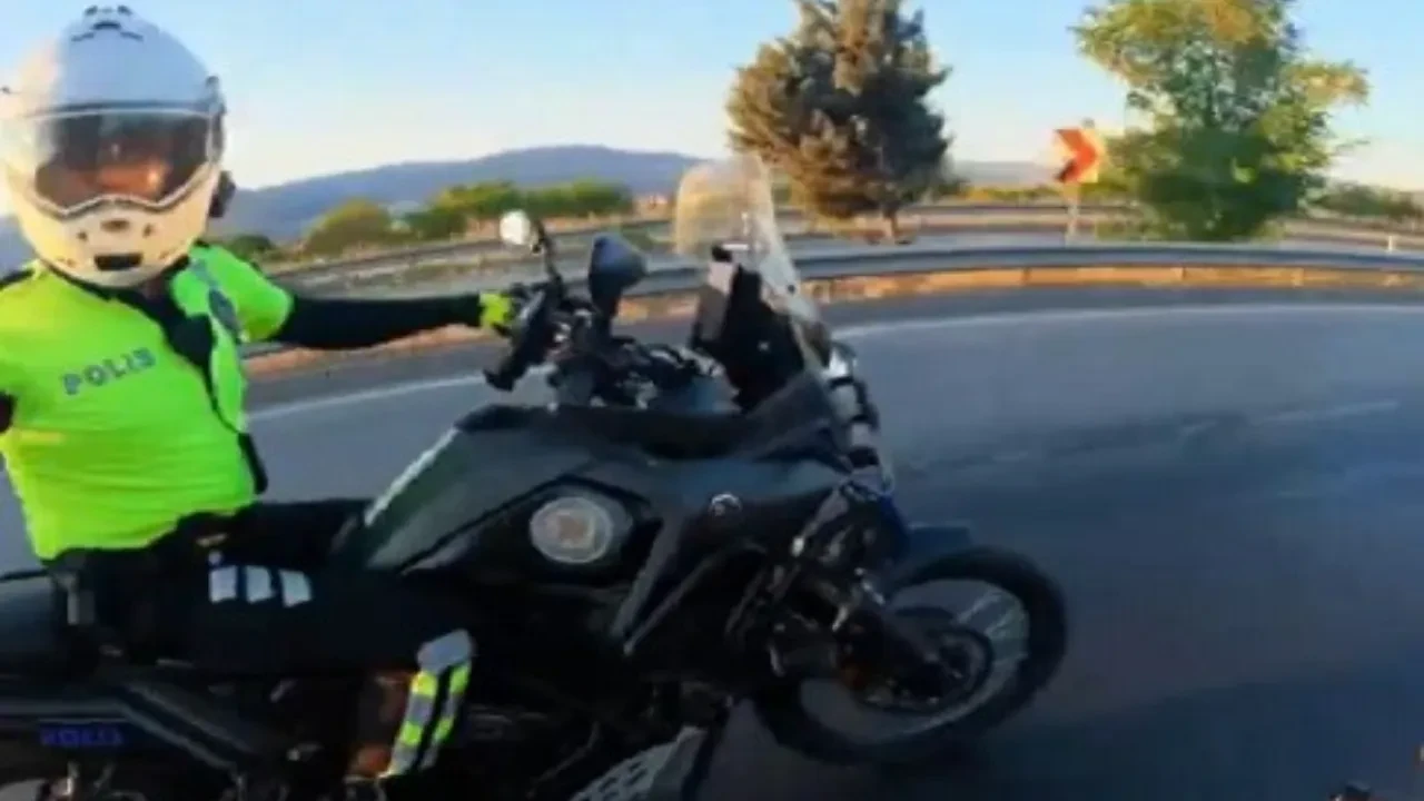 İzmir’de nefes kesen kovalamaca: Motosikletli kaçtı, polis kovaladı!