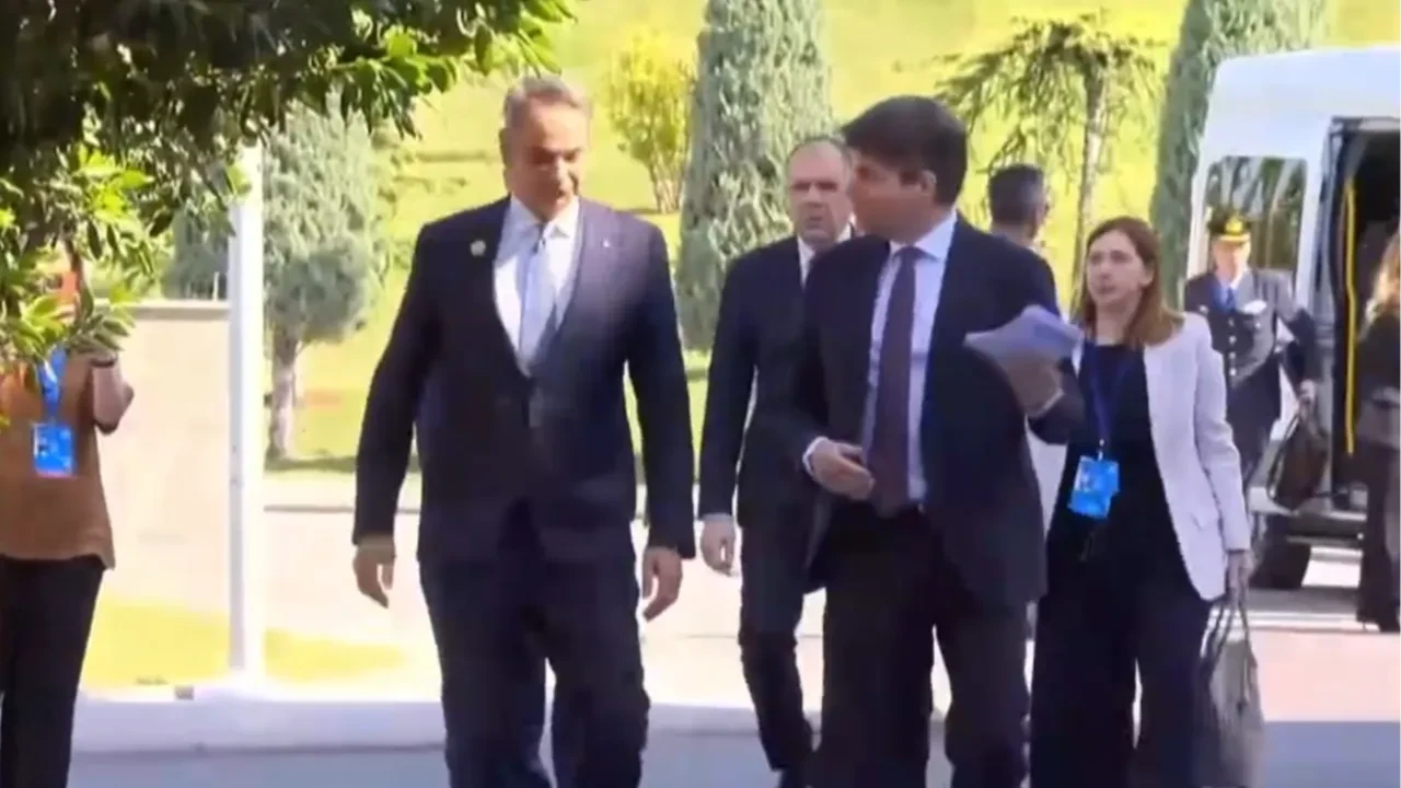 Miçotakis'in yürüyüşü alay konusu oldu! 