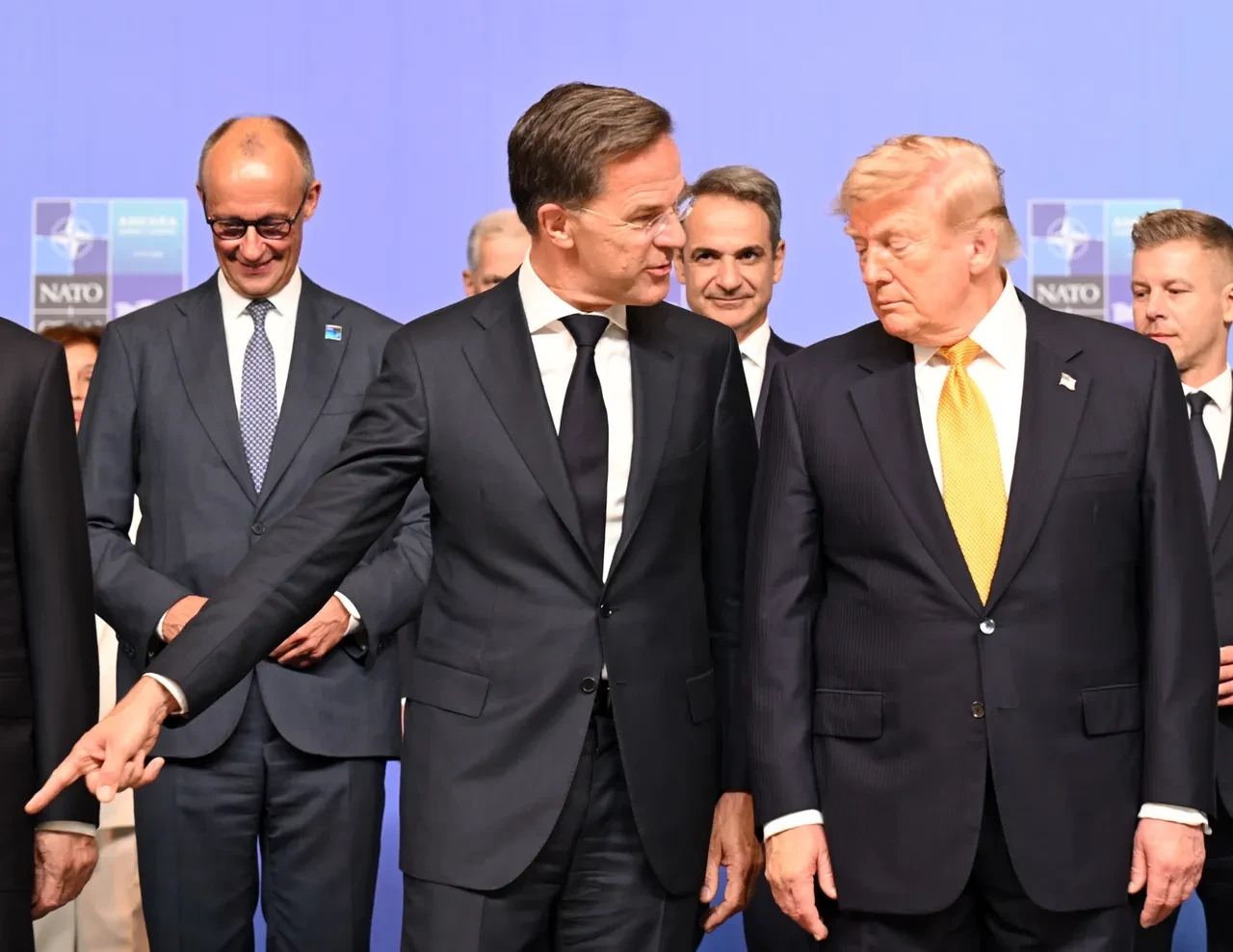 NATO Zirvesi'nde dikkat çeken anlar! Rutte ve Trump bakakaldı