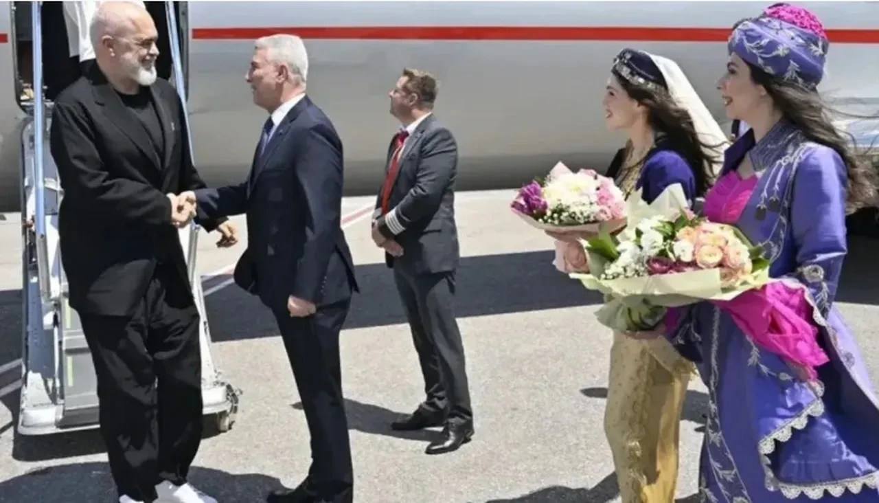 NATO Zirvesi'nde dikkat çeken anlar! Rutte ve Trump bakakaldı