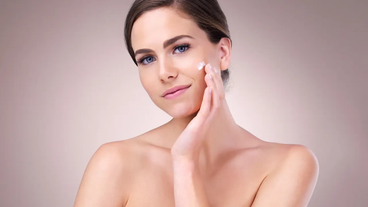 Tam mevsimi geldi, toplanın vişne maskesi yapıyoruz! Sıcak havalara rağmen cam gibi cilt