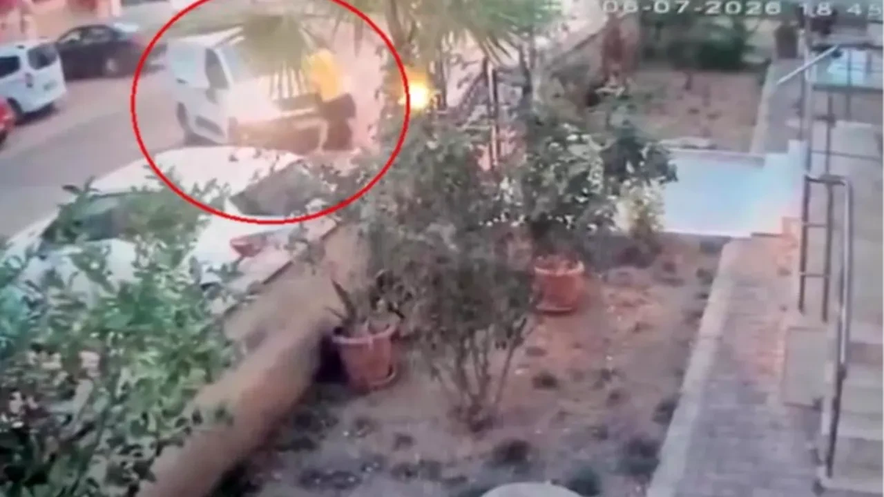 Tartıştığı kişiyi arabasıyla kapıya sıkıştırdı. Antalya’da dehşet anları kamerada