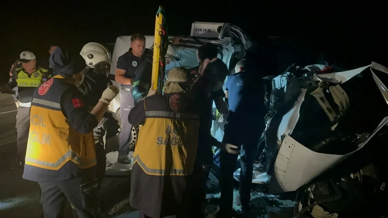 Tırdan ayrılan dorse facia getirdi: Zincirleme kazada 3 kişi hayatını kaybetti