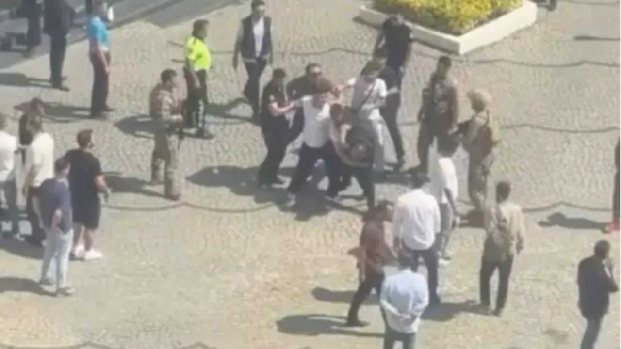 Adliye önünde ortalık savaş alanına döndü! Masalar havada uçuştu 