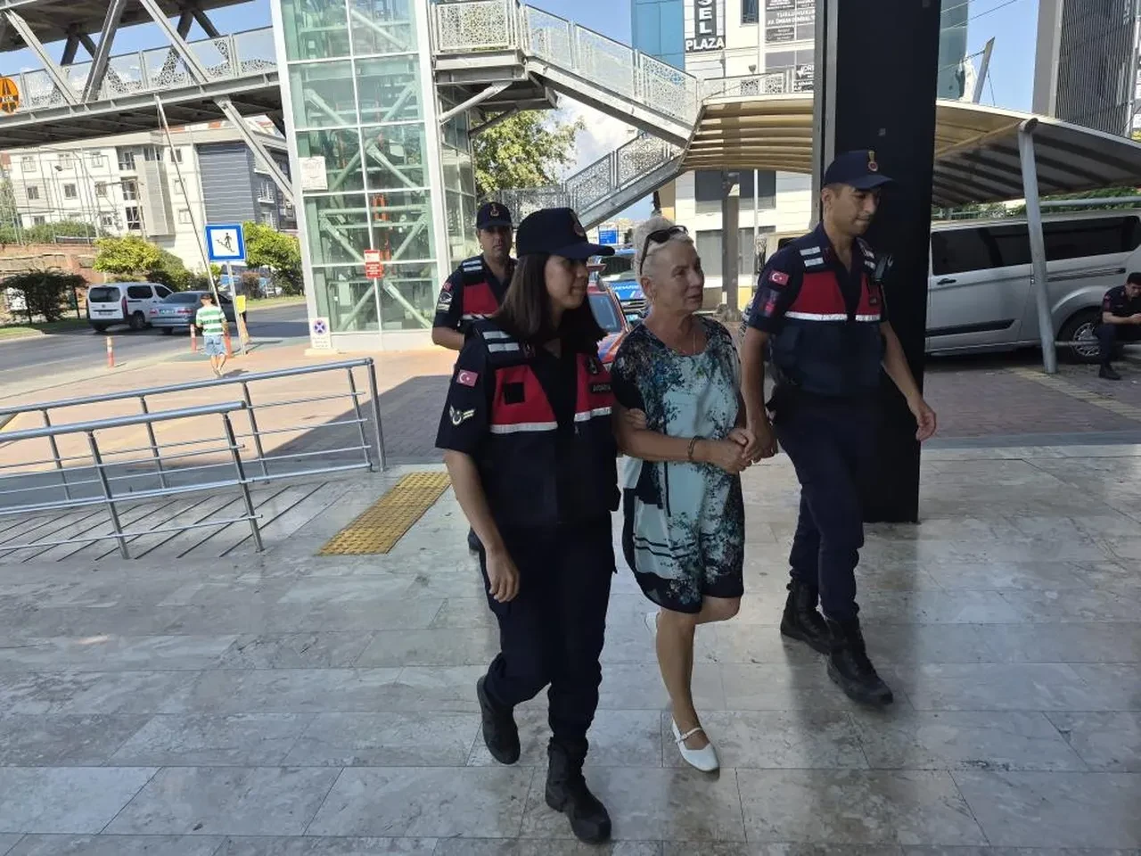 Alanya'da haşema skandalı: 13 yaşındaki çocuğu havuza almayan Rus site yöneticisi tutuklandı