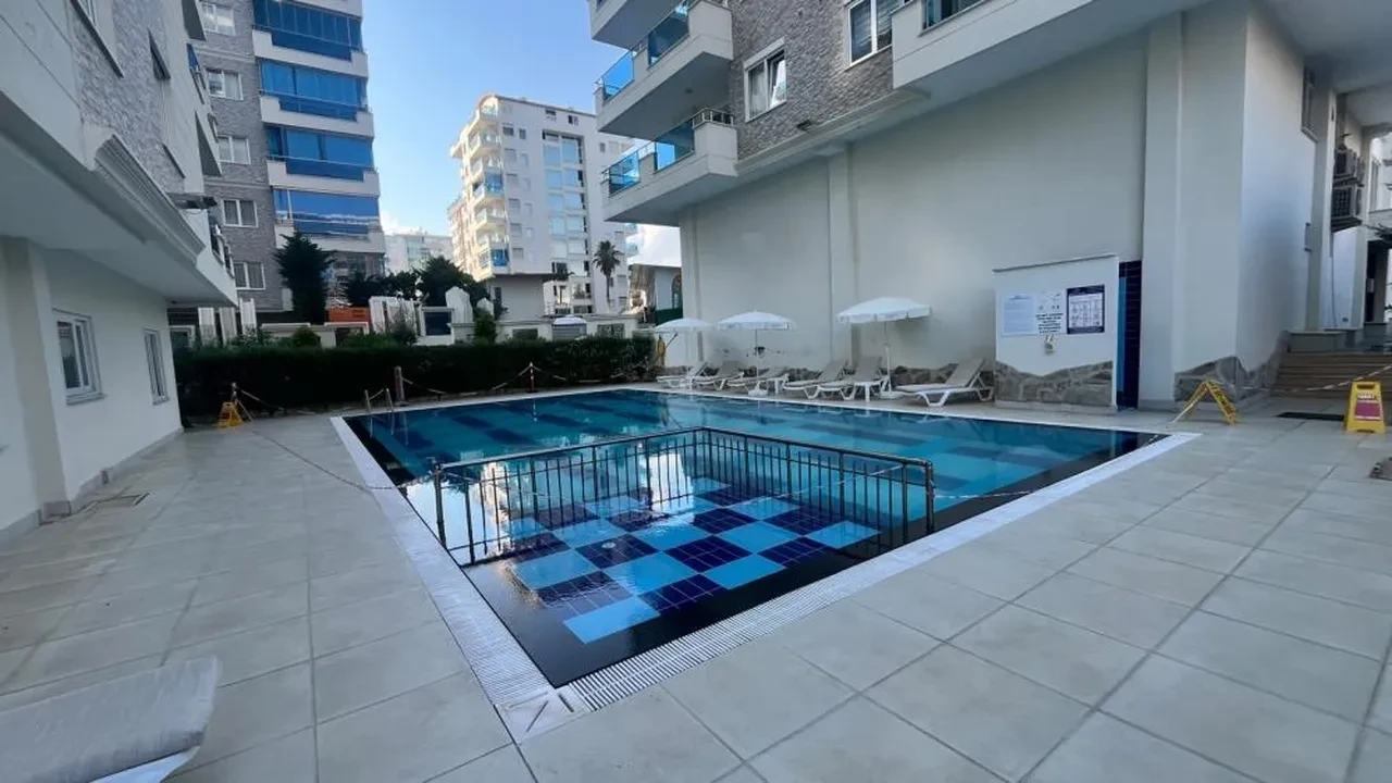 Alanya'da haşema skandalı: 13 yaşındaki çocuğu havuza almayan Rus site yöneticisi tutuklandı