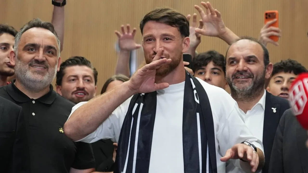 Beşiktaş'ın yeni transferi Salih Özcan, İstanbul'a geldi! "Dört gözle bugünü bekledim"