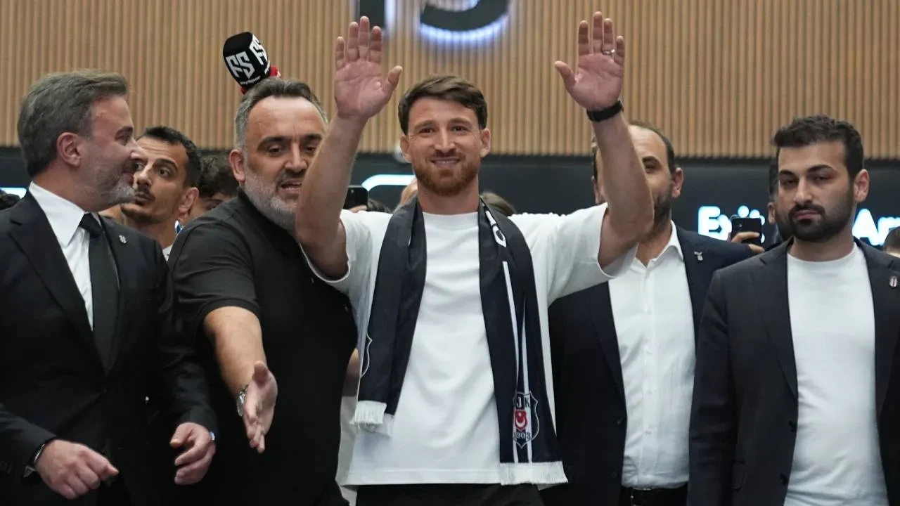 Beşiktaş'ın yeni transferi Salih Özcan, İstanbul'a geldi! "Dört gözle bugünü bekledim"