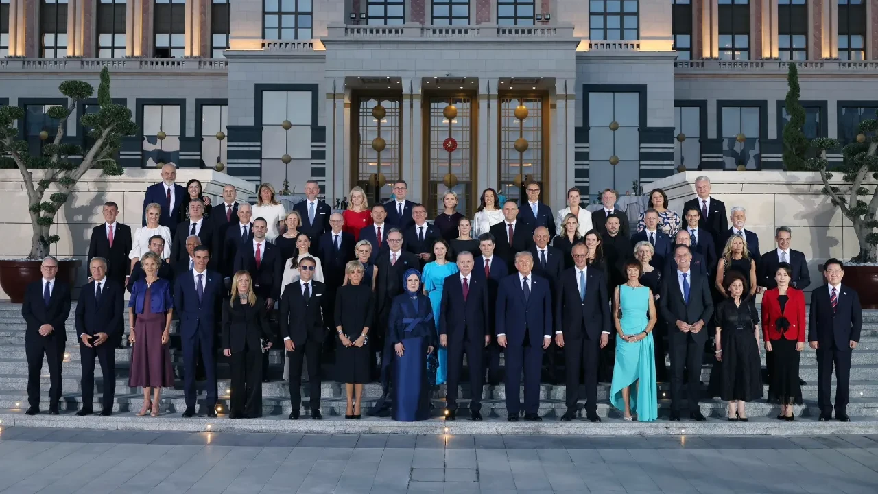 Cumhurbaşkanı Erdoğan'dan NATO liderlerine özel hediye! İngiltere Başbakanı ülkesine götüremedi