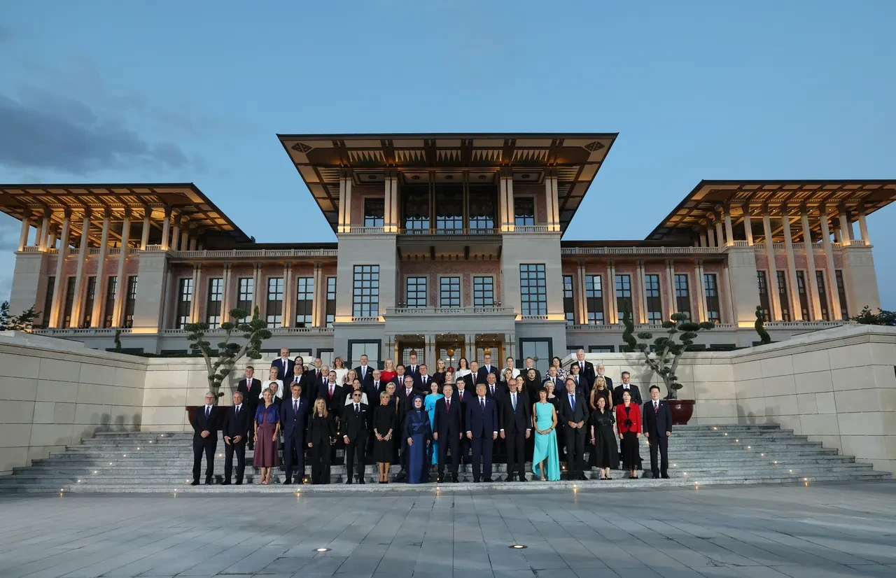 Cumhurbaşkanı Erdoğan'dan NATO liderlerine özel hediye! İngiltere Başbakanı ülkesine götüremedi