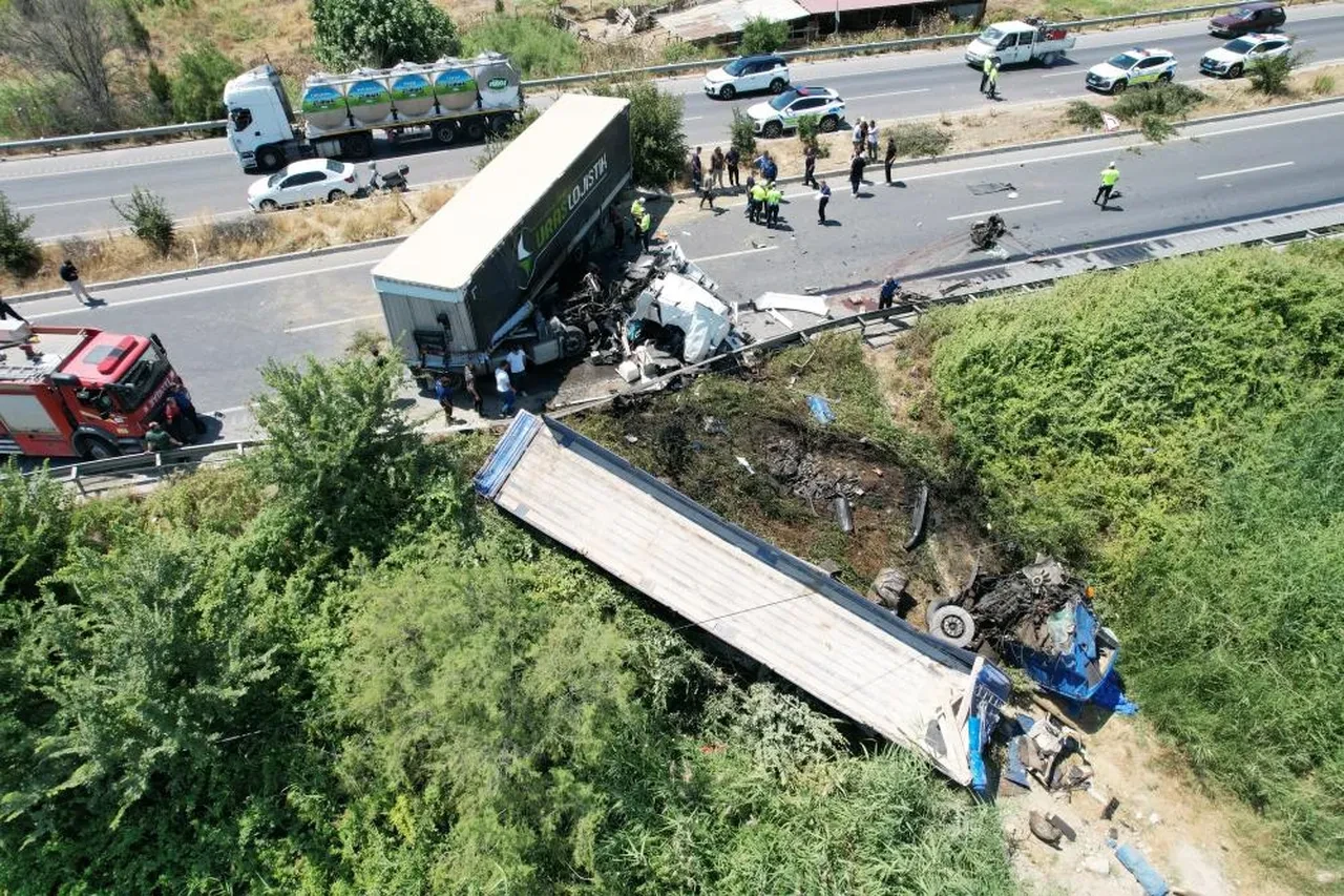 Denizli'de feci kaza! İki tır kafa kafaya çarpıştı, ortalık savaş alanına döndü