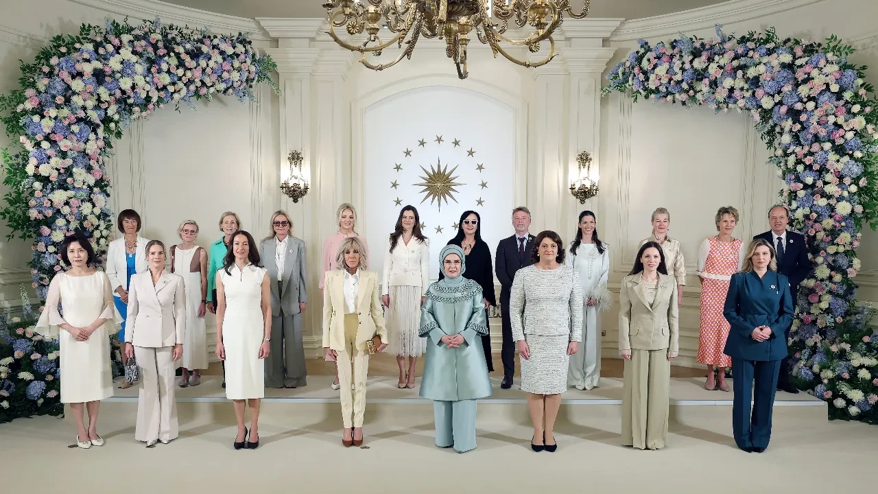 Emine Erdoğan NATO'ya gelen liderlerin eşlerini ağırladı! Türk motifleri ve lezzetleri yemeğe damga vurdu