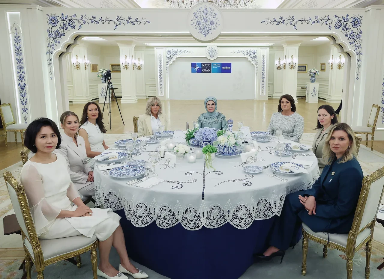 Emine Erdoğan NATO'ya gelen liderlerin eşlerini ağırladı! Türk motifleri ve lezzetleri yemeğe damga vurdu