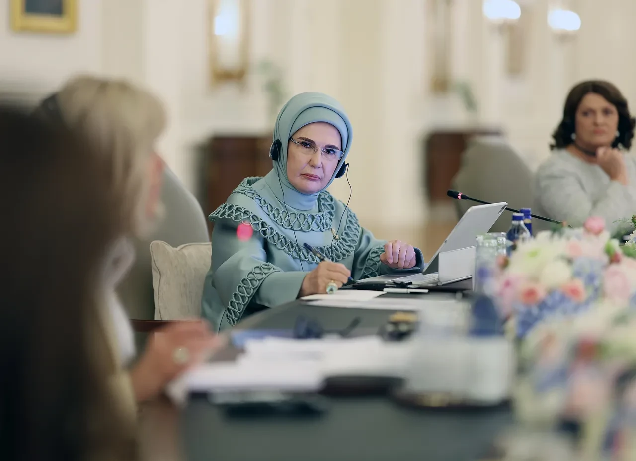Emine Erdoğan NATO'ya gelen liderlerin eşlerini ağırladı! Türk motifleri ve lezzetleri yemeğe damga vurdu