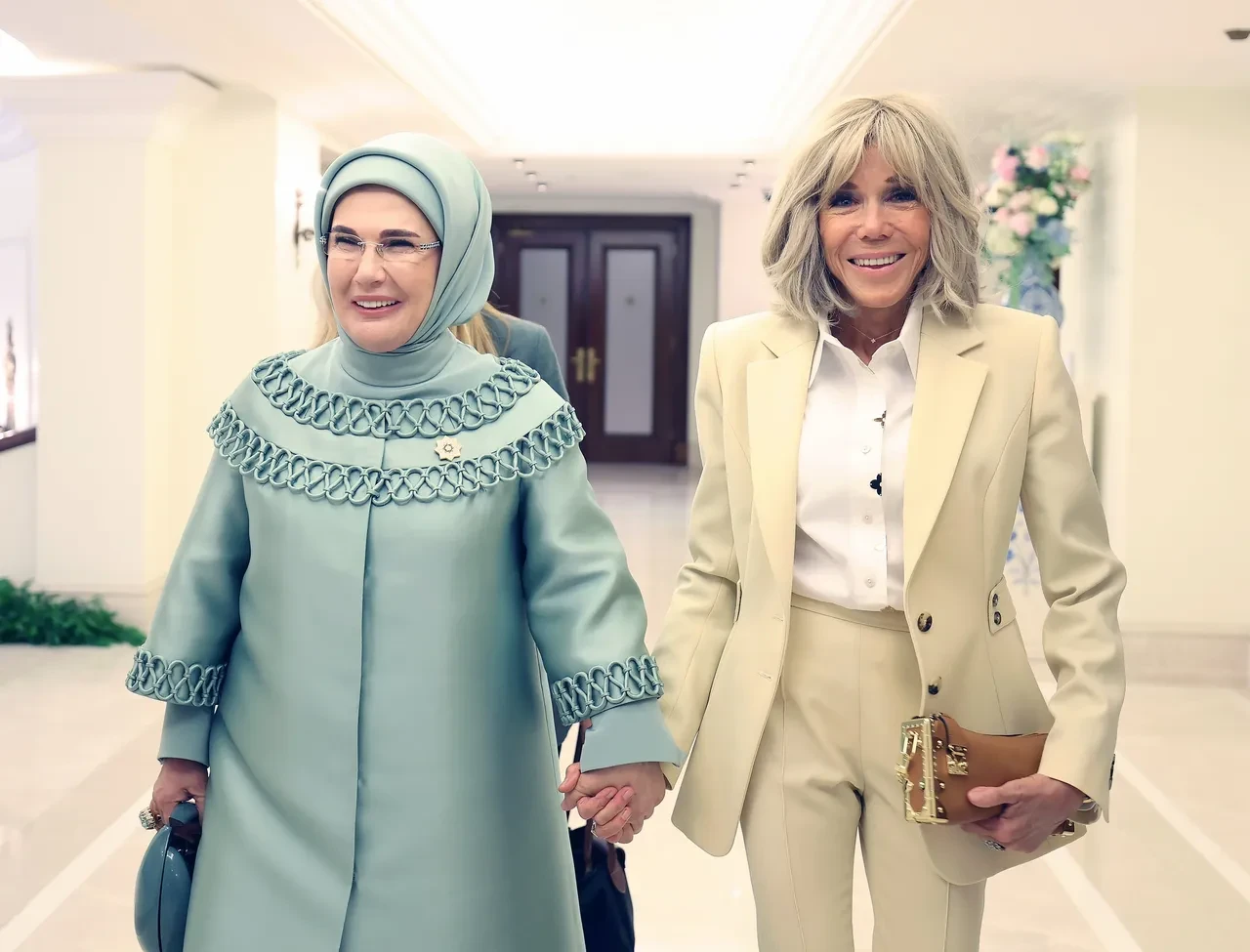 Emine Erdoğan NATO'ya gelen liderlerin eşlerini ağırladı! Türk motifleri ve lezzetleri yemeğe damga vurdu