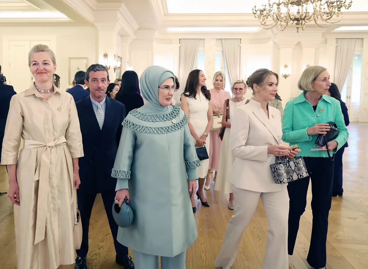 Emine Erdoğan NATO'ya gelen liderlerin eşlerini ağırladı! Türk motifleri ve lezzetleri yemeğe damga vurdu